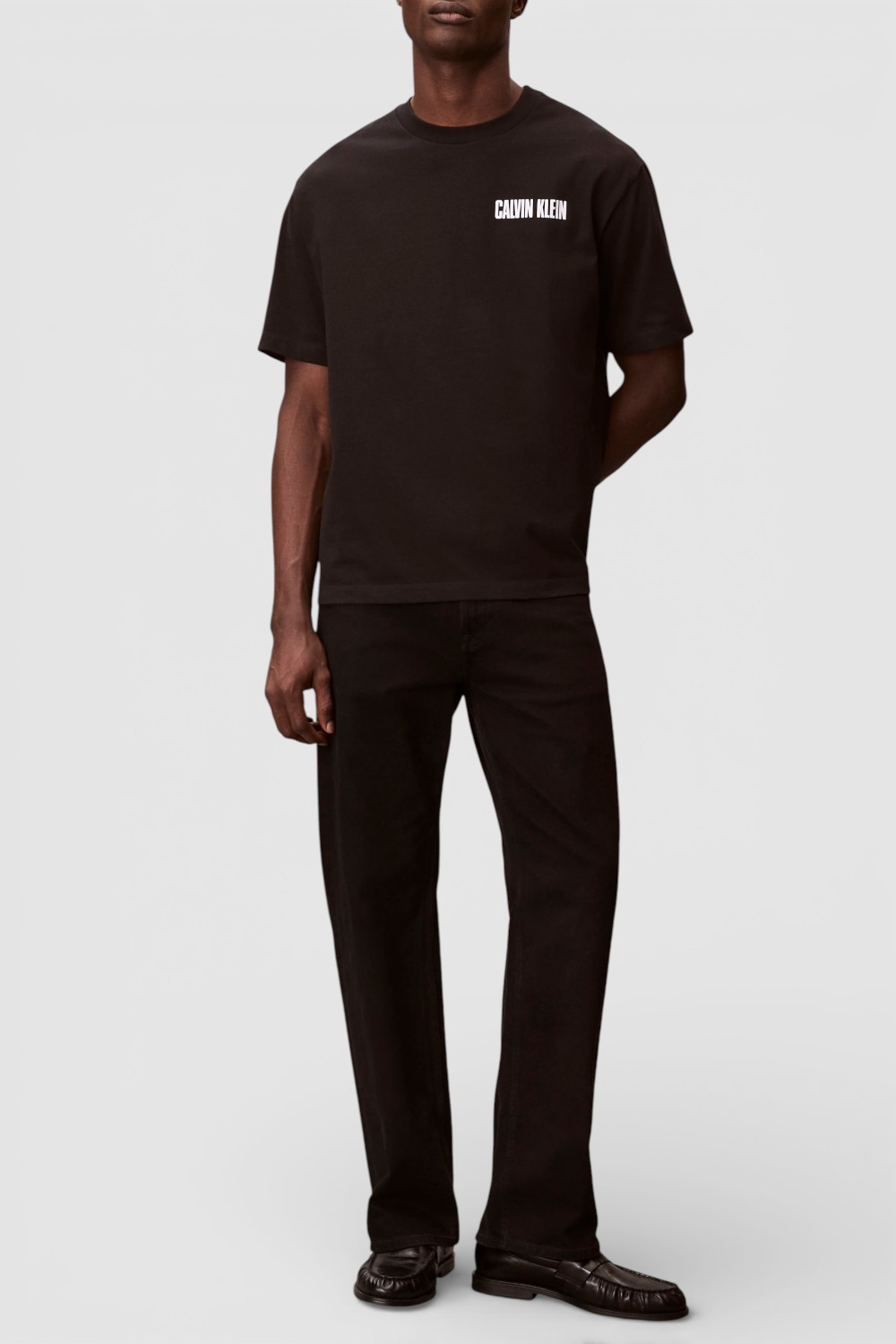 תמונת כל הלוק של חולצת טי